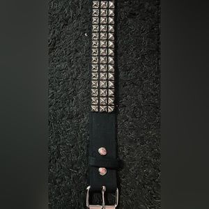 black pyramid stud belt